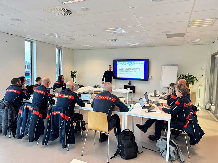 Aigenwijs AI-training bij de Brandweer - deelnemers werken samen aan laptops